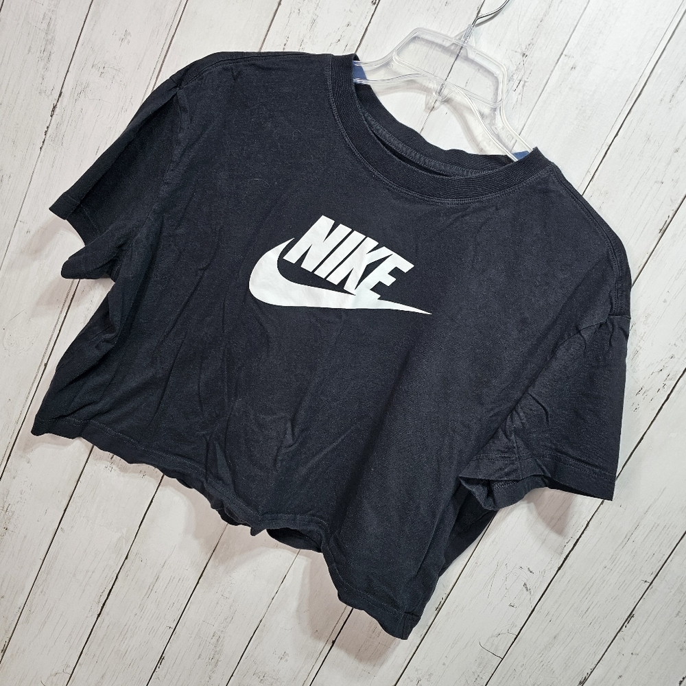 Nike Women's Cropped Black Logo T-Shirt Short Sleeve Sportswear Crewneck Size XL - Picture 3 of 7